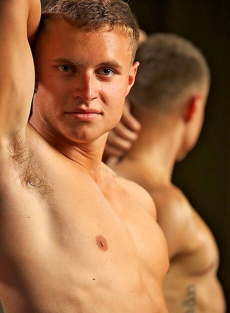 O bonitão Sawyer posando nu e mostrando a bunda gostosa