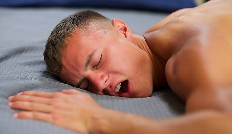 Tanner musclé et Sawyer costaud baisent après une fellation