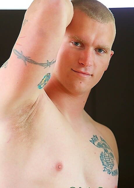 Muskularny Nick Tower pokazuje krzepkie ciało