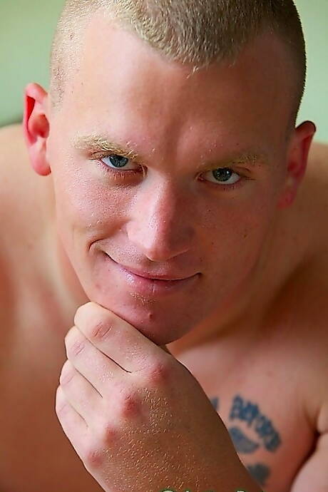 Muskularny Nick Tower pokazuje krzepkie ciało