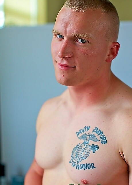 Muskularny Nick Tower pokazuje krzepkie ciało