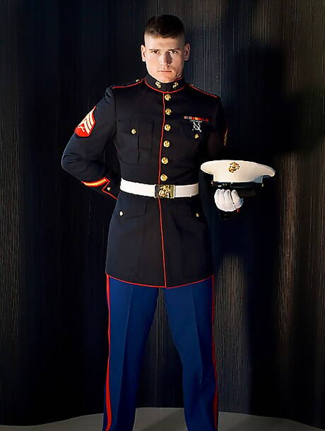 粗壯的傢伙多里安脫衣服，露出性感的屁股