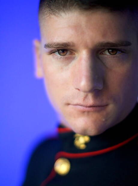 粗壯的傢伙多里安脫衣服，露出性感的屁股