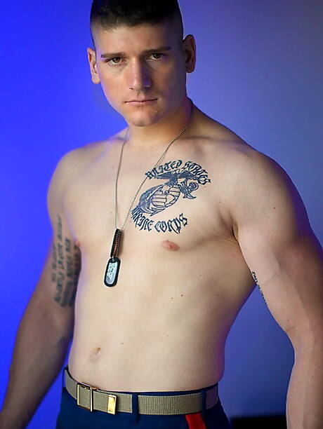 粗壯的傢伙多里安脫衣服，露出性感的屁股