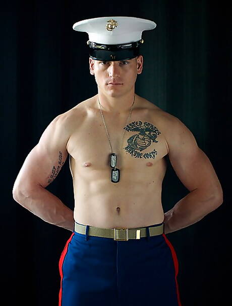 粗壯的傢伙多里安脫衣服，露出性感的屁股