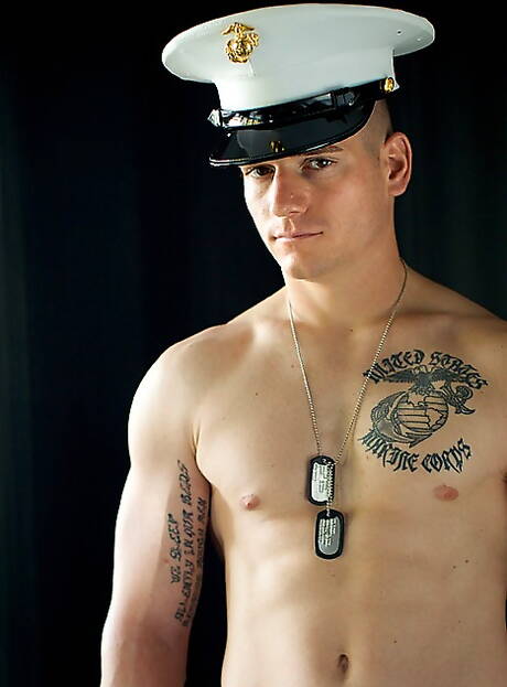 粗壯的傢伙多里安脫衣服，露出性感的屁股