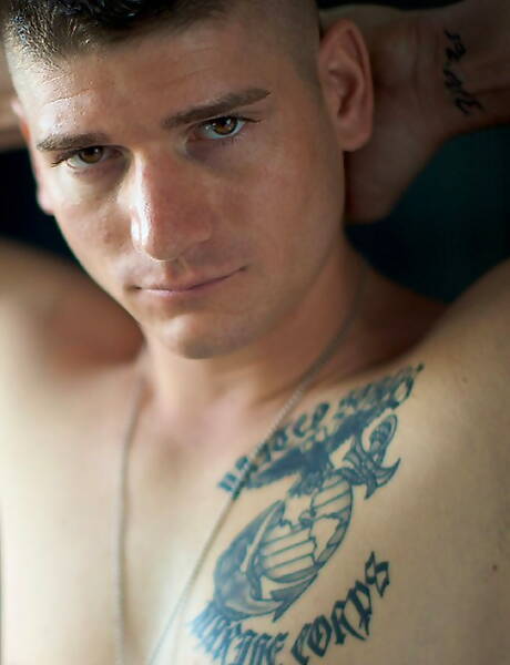 粗壯的傢伙多里安脫衣服，露出性感的屁股