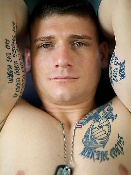 粗壯的傢伙多里安脫衣服，露出性感的屁股