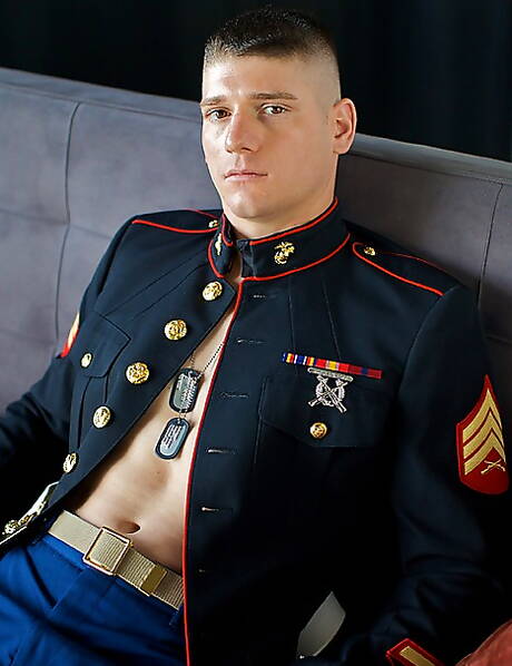 粗壯的傢伙多里安脫衣服，露出性感的屁股