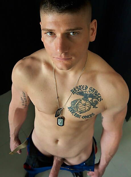 粗壯的傢伙多里安脫衣服，露出性感的屁股