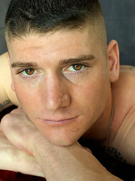 粗壯的傢伙多里安脫衣服，露出性感的屁股