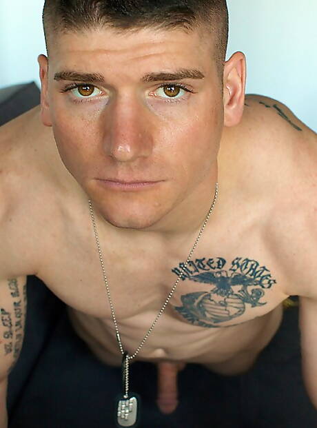 粗壯的傢伙多里安脫衣服，露出性感的屁股