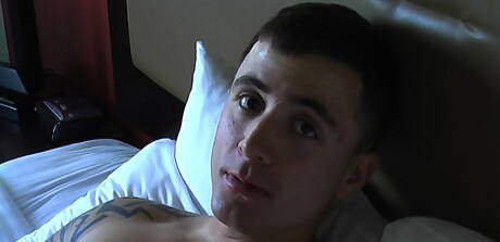 Superstud Lance drażni swojego penisa