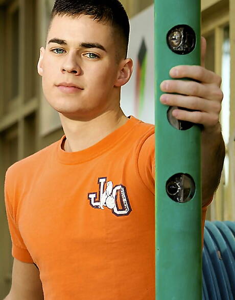 身材健美的大衛在戶外裸體擺造型