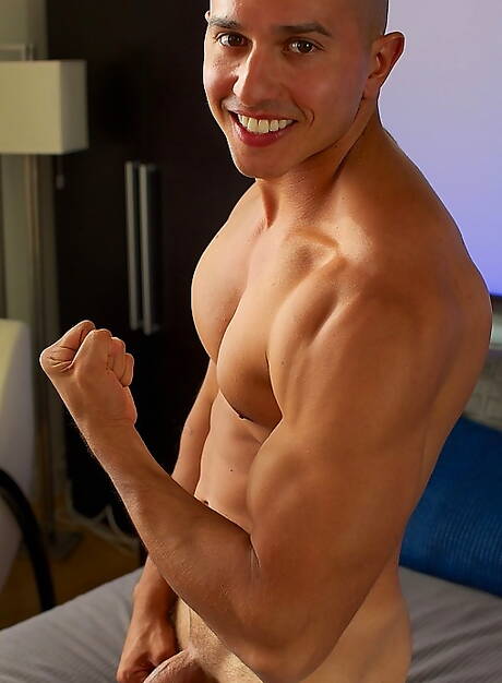 Bodybuilder Sergio zieht sich aus und zeigt einen schönen Hintern