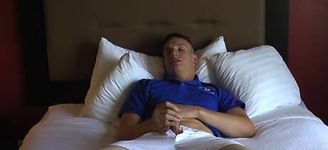 Der bullige Finn neckt seinen Schwanz