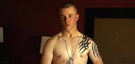 Beefcake Kenny si masturba