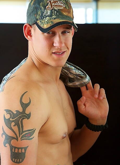 Hunky guy Hunter masturbating