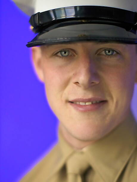 Il bel ragazzo Conrad mostra un corpo forte