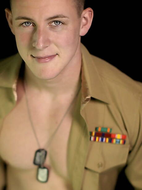 Il bel ragazzo Conrad mostra un corpo forte