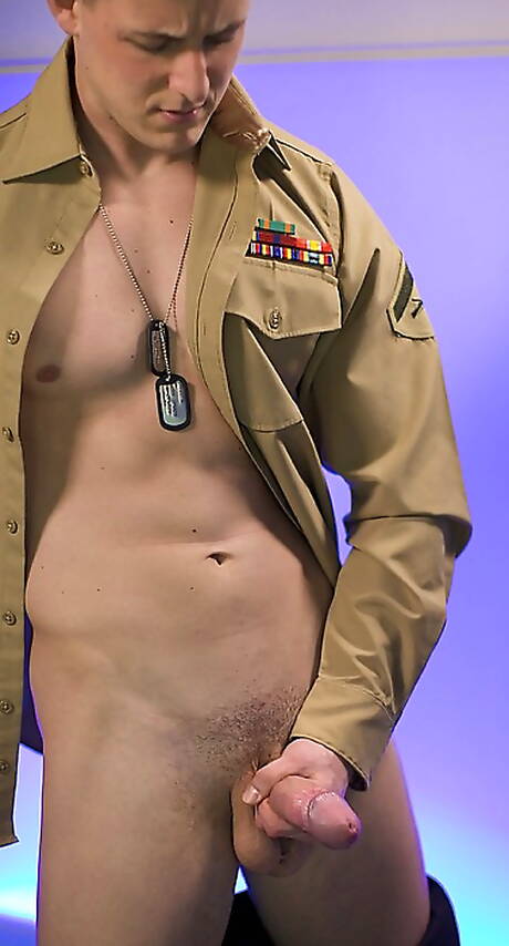 Il bel ragazzo Conrad mostra un corpo forte