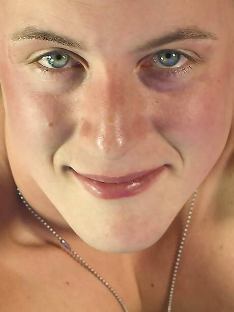 Il bel ragazzo Conrad mostra un corpo forte