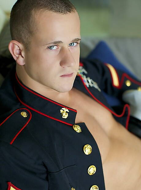 Beefcake Jackson prezentuje solidną sylwetkę