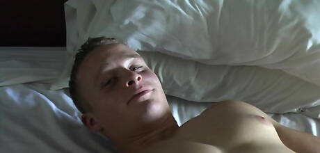 El hombre fuerte Jimmy se burla de su pene