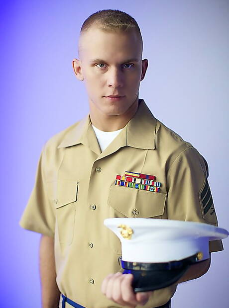 Husky guy Shawn get naked and showing his butt