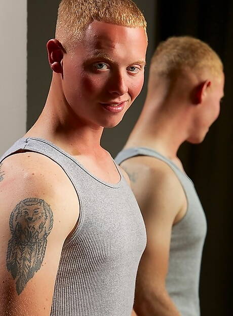 美國年輕男子韋德克里斯蒂安森全裸露臀