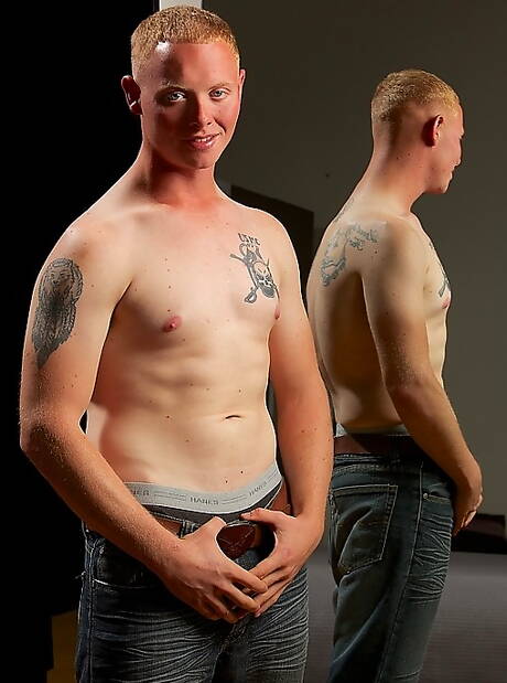 美國年輕男子韋德克里斯蒂安森全裸露臀