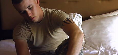 Il muscoloso Kenny gioca con il cazzo sotto la doccia calda