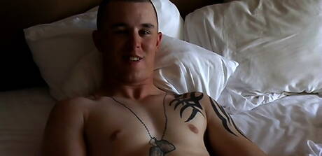 Il muscoloso Kenny gioca con il cazzo sotto la doccia calda