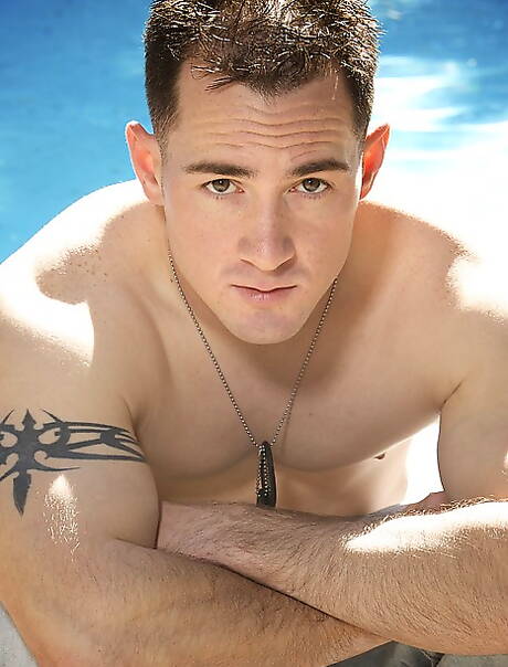 Stud Jack laat een gespierd lichaam zien bij het zwembad