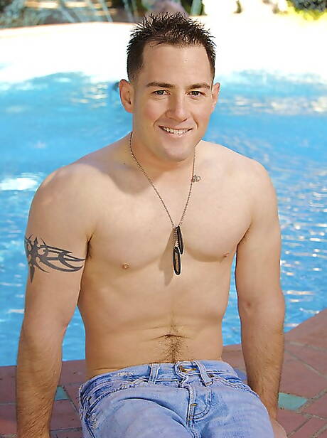 Stud Jack laat een gespierd lichaam zien bij het zwembad