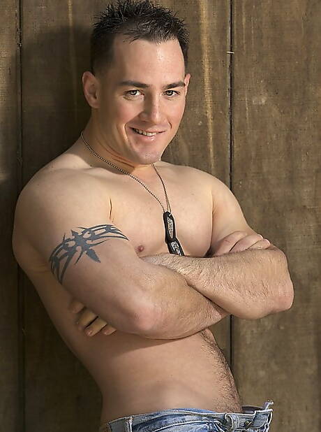 Stud Jack laat een gespierd lichaam zien bij het zwembad