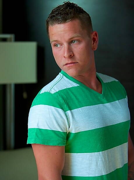 アメリカのスーパースタッド、チップ・タナーが裸のポーズをとる