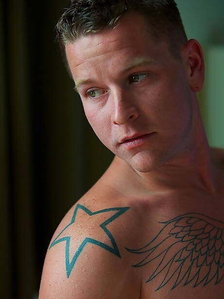 アメリカのスーパースタッド、チップ・タナーが裸のポーズをとる