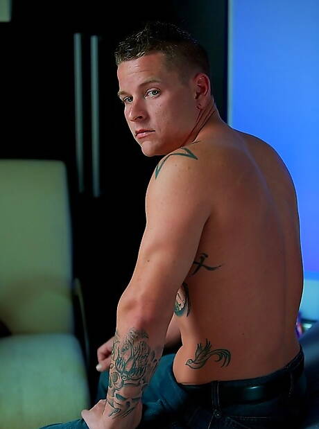 アメリカのスーパースタッド、チップ・タナーが裸のポーズをとる