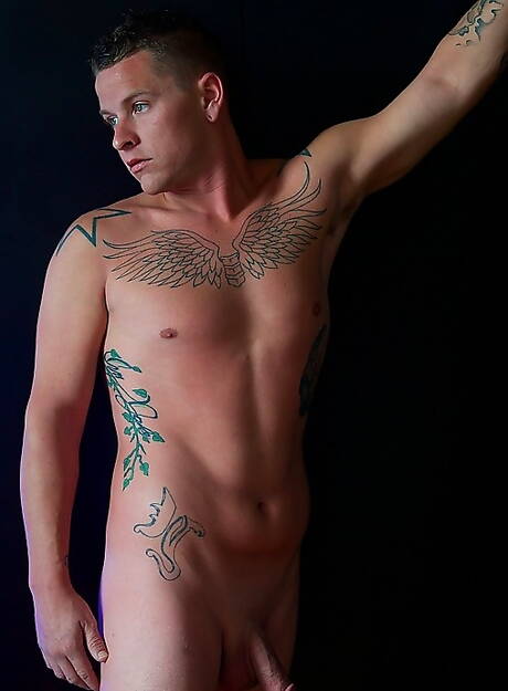 アメリカのスーパースタッド、チップ・タナーが裸のポーズをとる