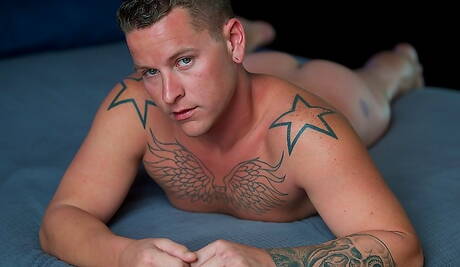 アメリカのスーパースタッド、チップ・タナーが裸のポーズをとる