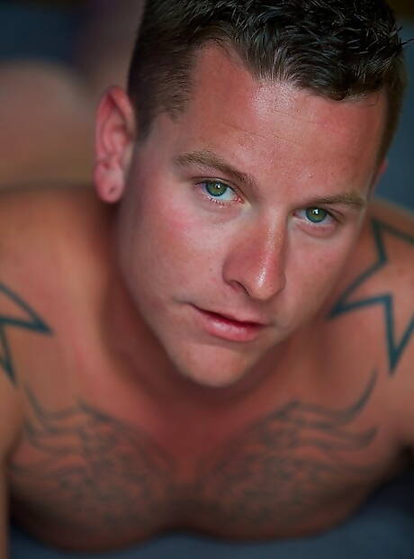 アメリカのスーパースタッド、チップ・タナーが裸のポーズをとる