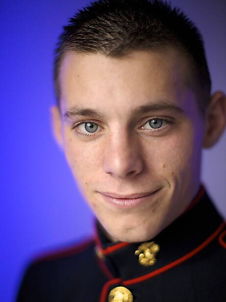 Hot Sky posando desnuda en la piscina