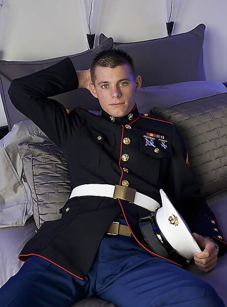 Hot Sky posando desnuda en la piscina