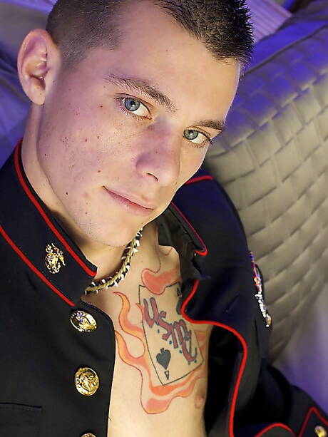 Hot Sky posando desnuda en la piscina