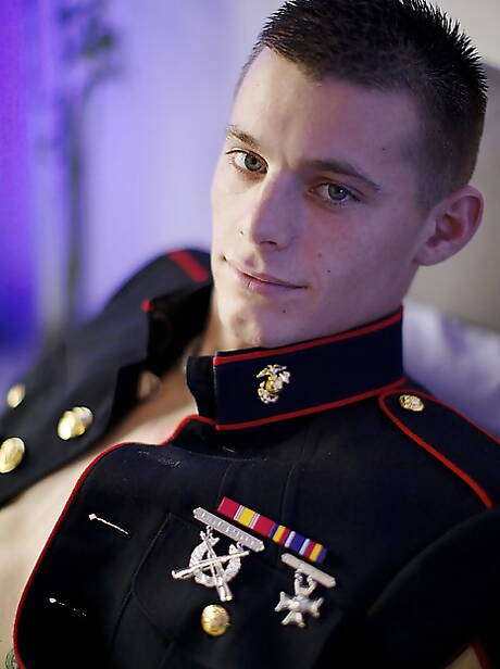 Hot Sky posando desnuda en la piscina