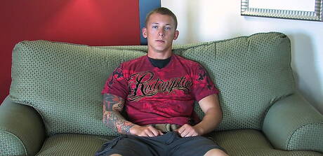 Active Duty: O garanhão Corey brincando com um pau