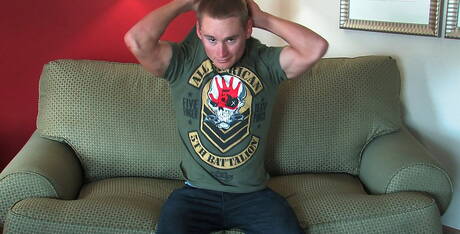 Der harte Kerl Tim wichst seinen Schwanz