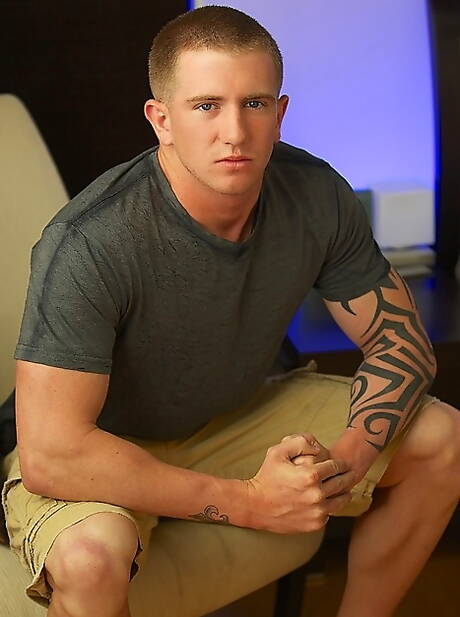 Bodybuilder Shayne get naked and showing his ass