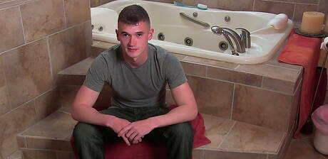 O forte Jason masturbando seu pau no banho